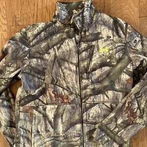 XL Men’s camouflage Under Armour zip-up
